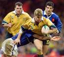 Tim Horan tries to break the French defence