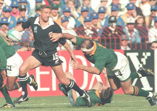 New Zealand's Glen Osborne skips through the Springbok defence