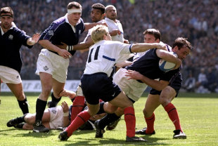 Martin Leslie of Scotland dives over to score , France v Scotland, Five Nations, Stade de France, April 10 1999.