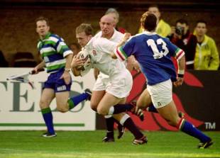 England scrum-half Matt Dawson cuts inside Italian centre Luca Martin on his way to scoring one of his two tries during England's 59-12 win, Italy v England, Six Nations, Stadio Flaminio, March 18 2000.