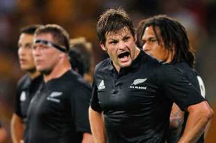 All Blacks captain Richie McCaw talks to team mates during the 2008 Tri Nations series Bledisloe Cup match between the Australian Wallabies and the New Zealand All Blacks at Suncorp Stadium on September 13, 2008 in Brisbane, Australia.