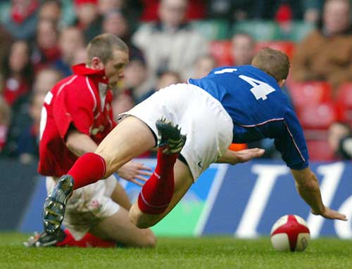 Aurelien Rougerie grounds the ball against Wales