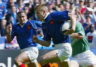 Aurelien Rougerie streaks away from the Irish defence on his way to scoring a try, France v Ireland, Six Nations, Stade de France, April 6 2002.