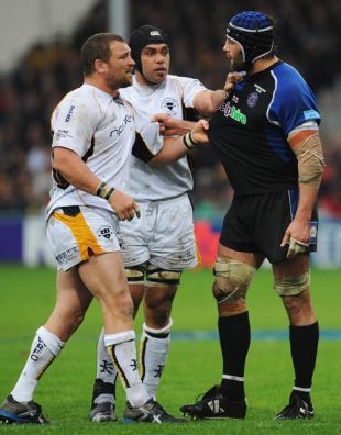 Danny Grewcock (R) of Bath confronts Chris Horsman (L) of Worcester Warriors as Netani Talei (C) of Worcester Warriors looks on during the European Challenge Cup Final between Bath and Worcester Warriors at Kingsholm Stadium in Gloucester, England on May 25, 2008.