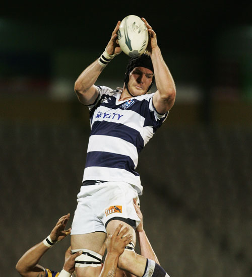 Auckland lock Ali Williams take the lineout ball