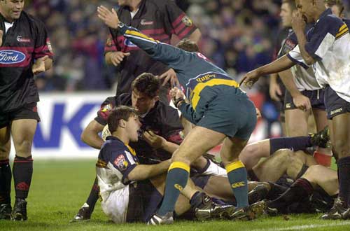 Andre Watson signals the penalty that ended the 2000 Super 12 final