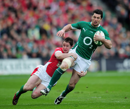 Rob Kearney tries to escape from Shane Williams' clutches