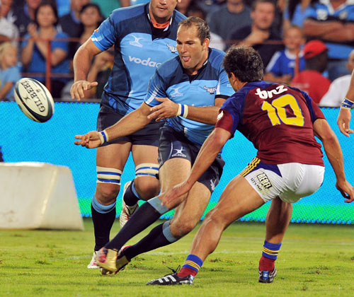 Bulls scrum-half Fourie du Preez makes a timely off-load