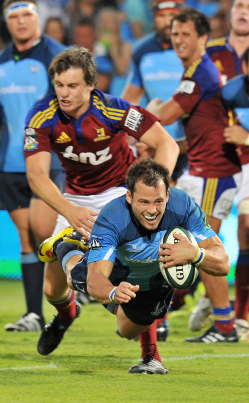 Francois Hougaard touches down for the Bulls at Loftus