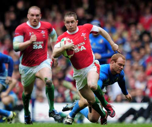 Shane Williams races away with Gethin Jenkins in support