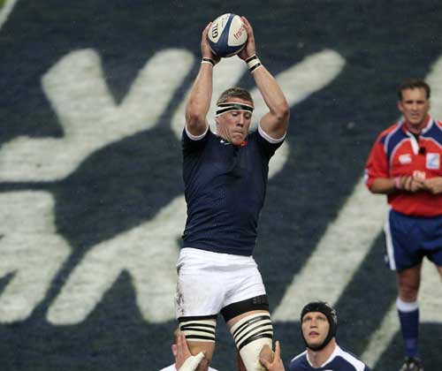 Imanol Harinordoquy  wins a lineout for France