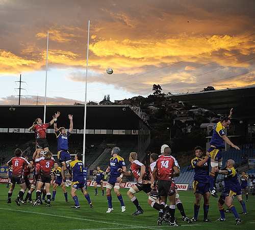 The line-out flies towards the picturesque Dunedin sunset