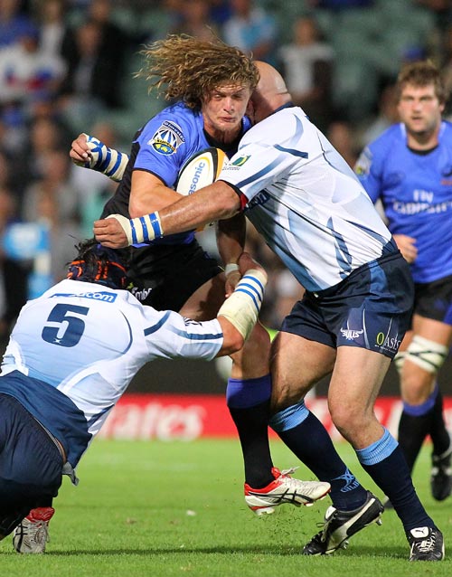 The Force's Nick Cummins is wrapped up by Victor Matfield and Gurthro Steenkamp