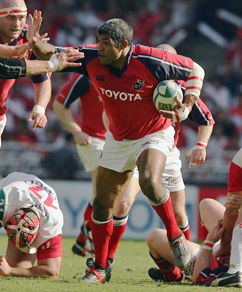 Munster's Jim Williams fends off the Biarritz defence