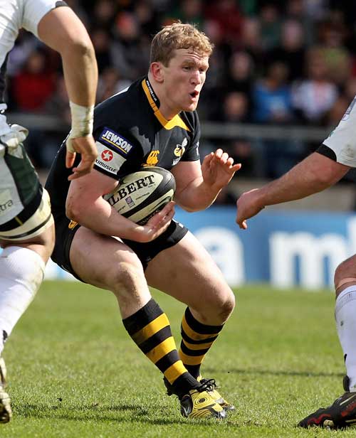 Wasps' Tom Rees stretches the London Irish defence