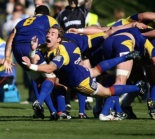 Highlanders' scrum-half Jimmy Cowan delivers a dive-pass