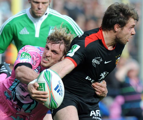 Vincent Clerc off-loads under pressure from Mirco Bergamasco