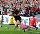 Toulouse winger Cedric Heymans cruises over