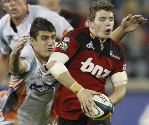 The Cheetahs' Hennie Daniller closes in on the Crusaders' Colin Slade