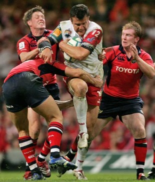Biarritz's Damien Traille is shackled by the Munster defence, Munster v Biarritz, Heineken Cup Final, Millennium Stadium, Cardiff, Wales, May 20, 2006