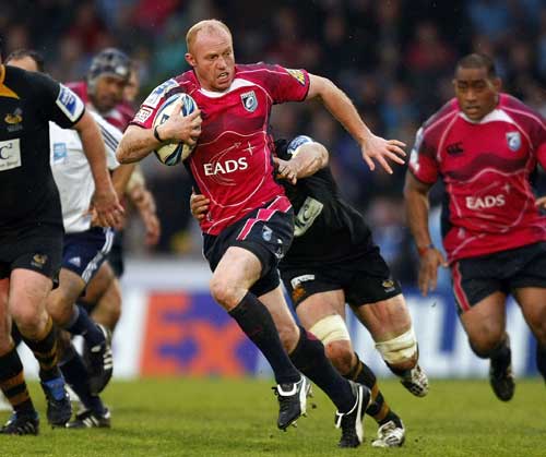 Cardiff Blues' Martyn Williams escaps the Wasps defence