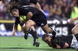 New Zealand centre Tana Umaga skips out of a South African tackle, New Zealand v South Africa, Tri Nations, Eden Park, August 25 2001.