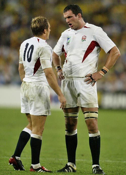 England captain Martin Johnson talks with Jonny Wilkinson
