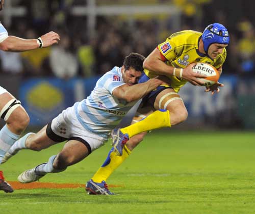 Clermont's Julien Bonnaire stretches the Racing defence