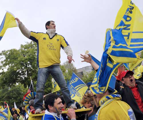 Clermont Auvergne fans get warmed up prior to their side's Top 14 semi-final