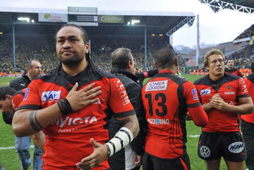 Toulon salute their fans following their defeat to Clermont