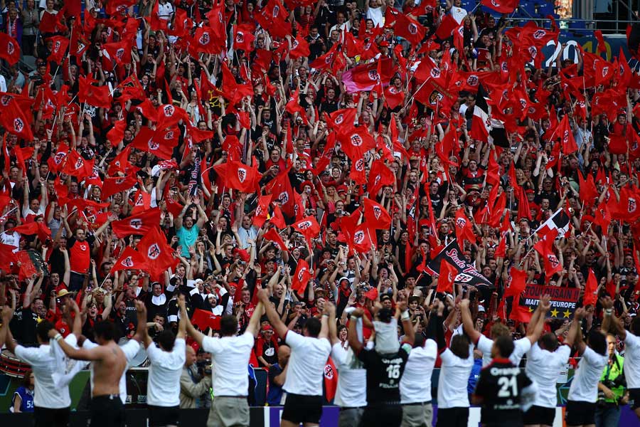 Toulouse players salute their fans following their Heineken Cup victory over Biarritz