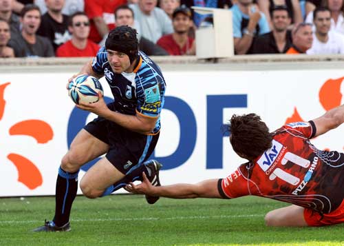 Cardiff Blues wing Leigh Halfpenny races in to score