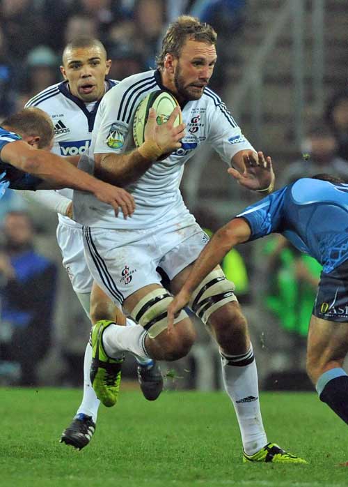 Stormers lock Andries Bekker stretches the Bulls' defence