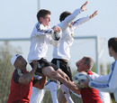 Jonah Lomu lifts German footballer Toni Kroos in a cross-code session