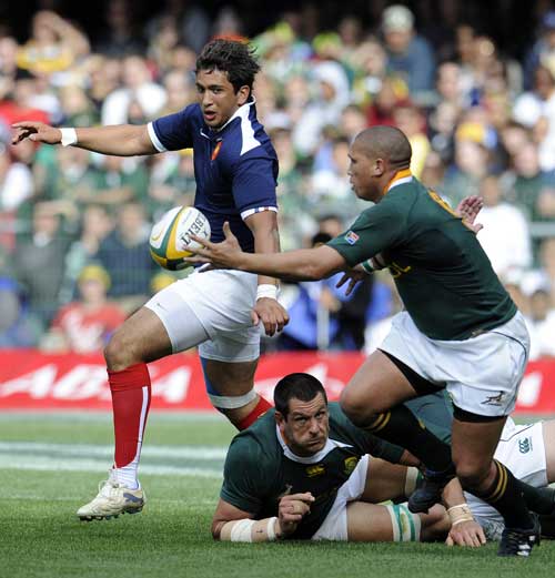 South Africa scrum-half Ricky Januarie collects a loose ball
