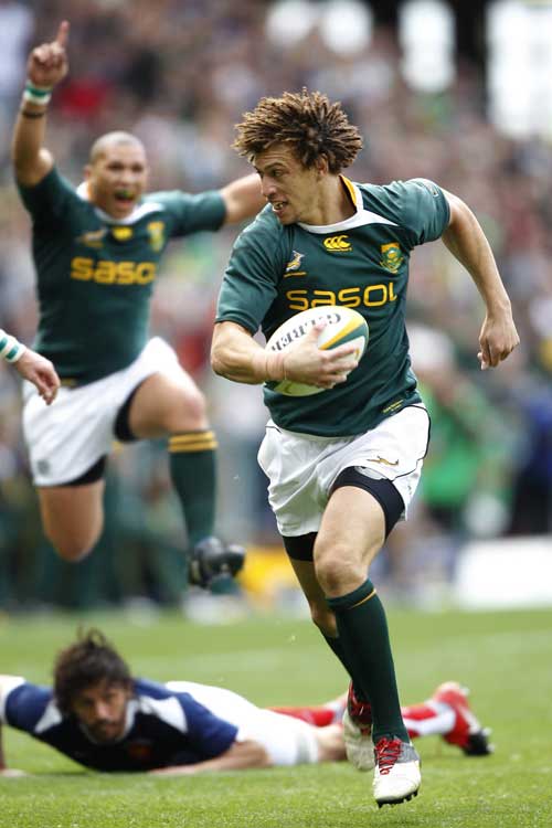 South Africa's Zane Kirchner races away from the French defence