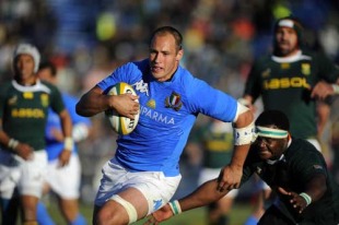 Italy skipper Sergio Parisse strides clear to score, South Africa v Italy, Puma Stadium, Witbank, South Africa, June 19, 2010