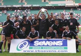 New Zealand celebrate with the 2004 IRB Sevens series trophy