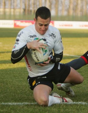 Kaine Robertson (L) of Viadana scores his side's fourth try despite the attempt to tackle by Kameli Ratuvou during the Heineken Cup Pool 4 match between Viadana and Saracens at the Stade Luigi Zaffanella on December 15, 2007 in Viadana, Italy. 