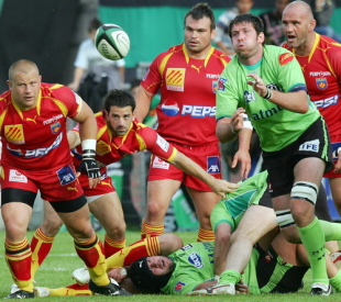 Montauban's Scott Murray (R) vies with Perpignan's players during their French top 14 rugby union match Montauban vs. Perpignan, on May 10, 2008 at the Stadium in Montauban. Montauban defeated Perpignan 28-22.