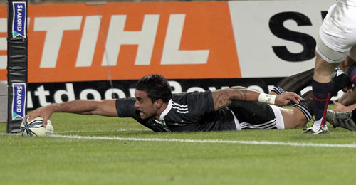 Liam Messam stretches to score for the Maori against England