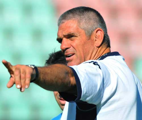 Italy coach Nick Mallett offers some instruction