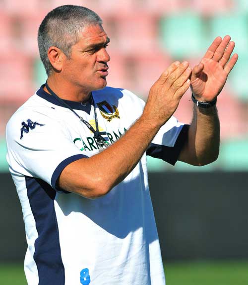 Italy coach Nick Mallett talks to his players