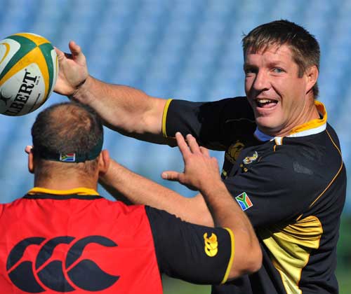 South Africa's Bakkies Botha looks to pass the ball