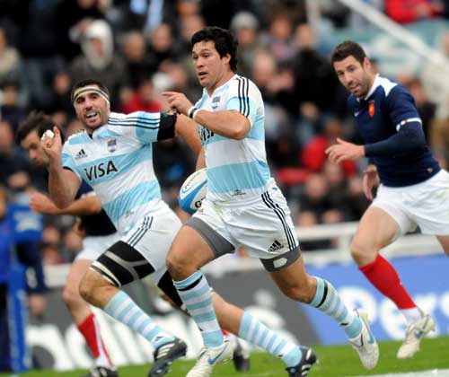 Argentina's Martin Rodriguez exploits a gap in France's defence