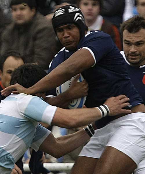 France skipper Thierry Dusautoir fends off the Argentina defence