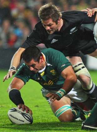 New Zealand's Richie McCaw and South Africa's Pierre Spies vie for the ball, New Zealand v South Africa, Tri-Nations, Waikato Stadium, Hamilton, New Zealand, September 12, 2009