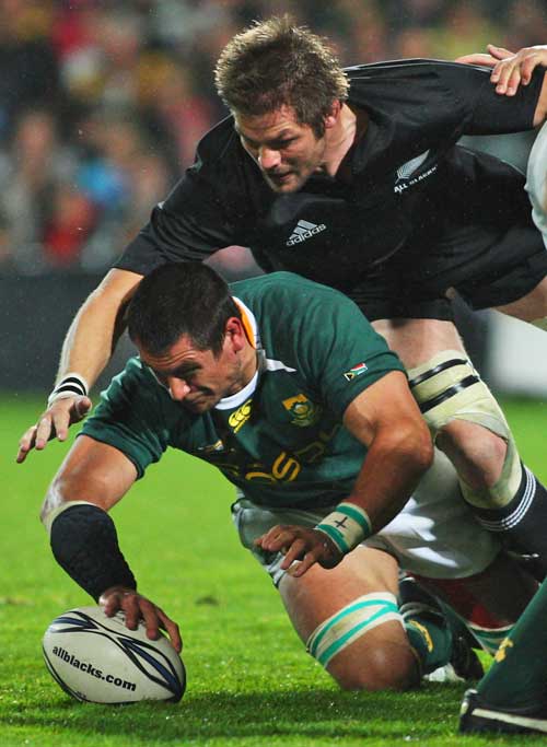 New Zealand's Richie McCaw and South Africa's Pierre Spies vie for the ball
