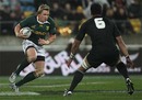 Jerome Kaino lines up a tackle on Jean De Villiers 