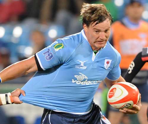 Jacques-Louis Potgieter takes on the Pumas' defence